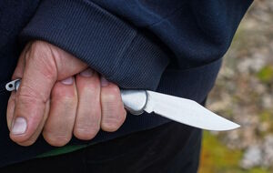 Мужчина напал на подростков с ножом