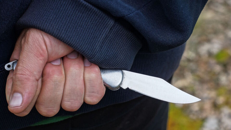 Мужчина напал на подростков с ножом