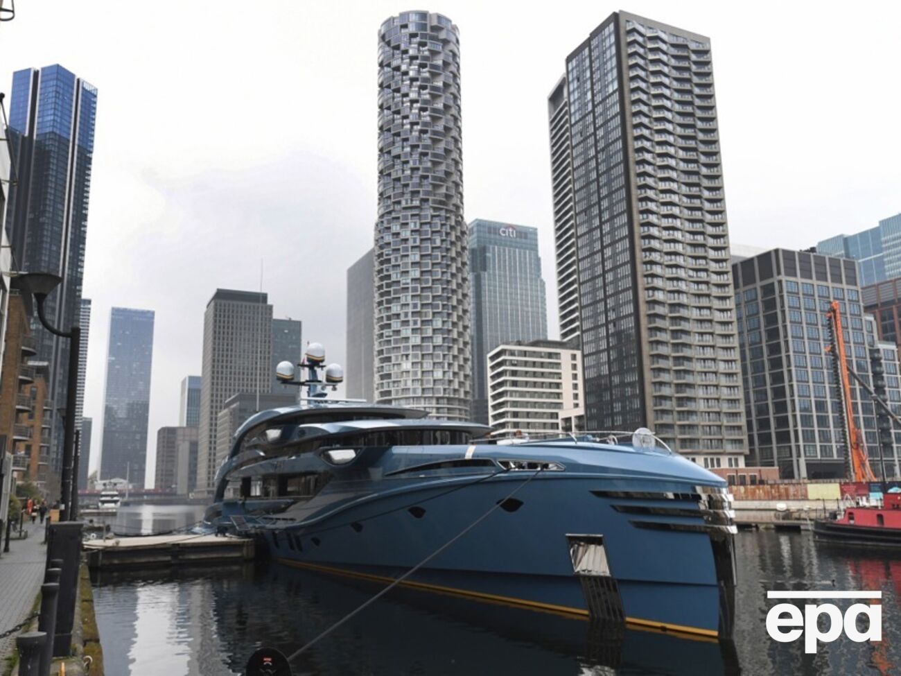 Арестованная яхта Phi, по словам капитана, подверглась нападению