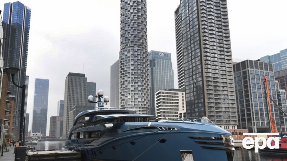 Арестованная яхта Phi, по словам капитана, подверглась нападению