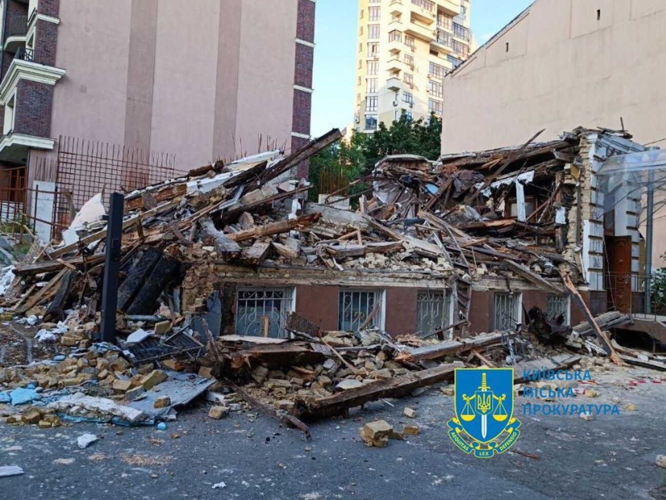 Старовинну будівлю в центрі Києва знесли незаконно, вважають у прокуратурі