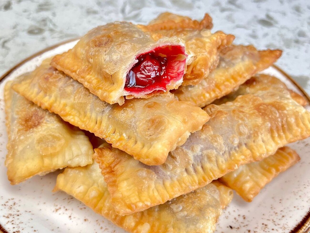 Жарить пирожки нужно с двух сторон на хорошо разогретом масле