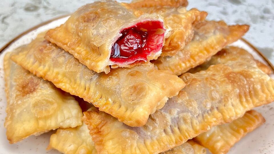 Жарить пирожки нужно с двух сторон на хорошо разогретом масле