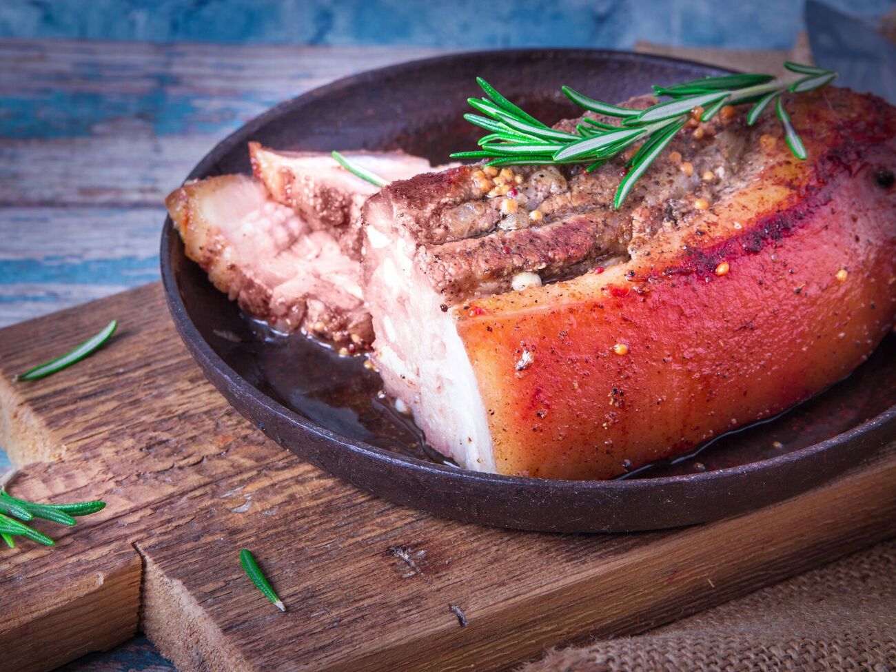 Намного вкуснее грудинка та, что приготовленна в рукаве