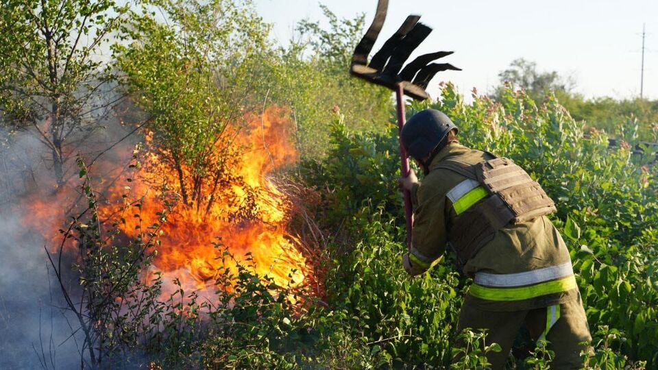 Рятувальники не можуть загасити пожежу через небезпеку вибухів