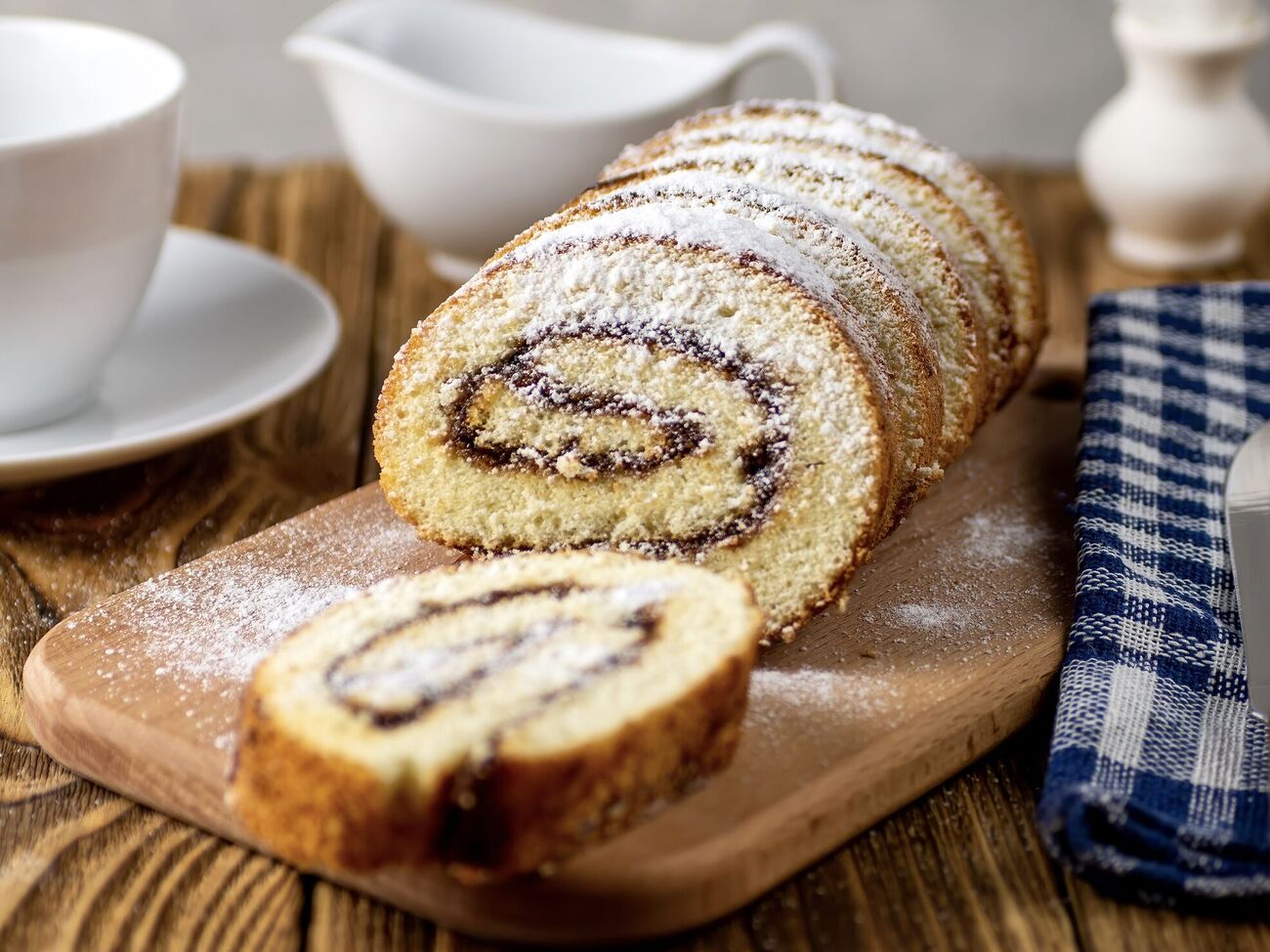 Бисквитный рулет с повидлом напомнит вкус детства