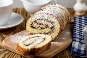 Бисквитный рулет с повидлом напомнит вкус детства