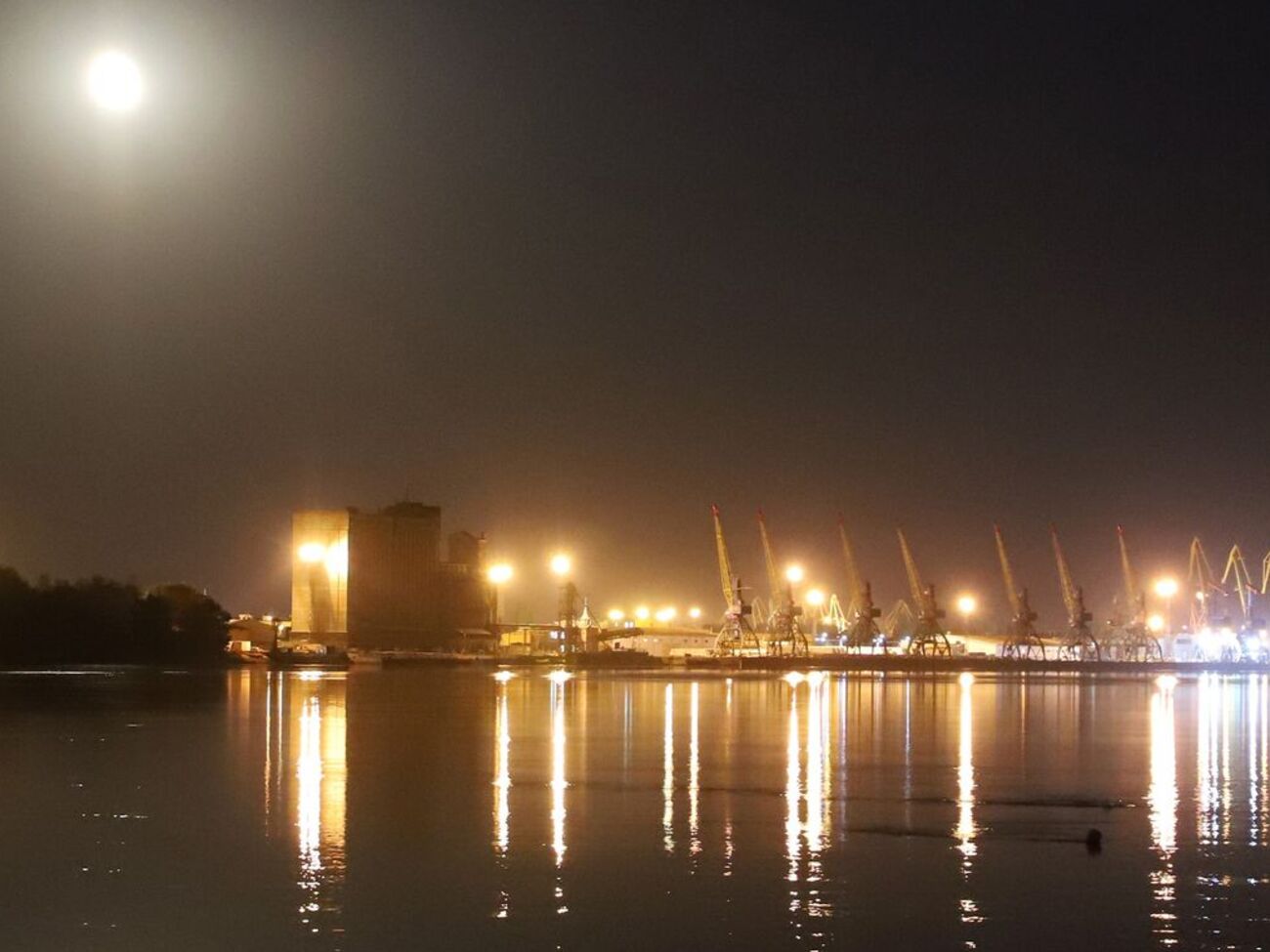 Дрон РФ разрушил три здания в порту Измаила