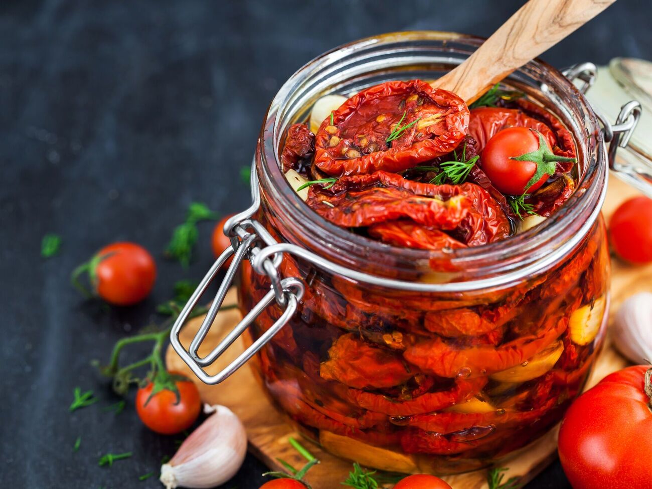 В'ялені помідори в Південній Італії сушили під сонячними променями