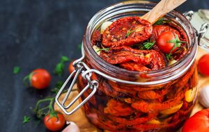 В'ялені помідори в Південній Італії сушили під сонячними променями