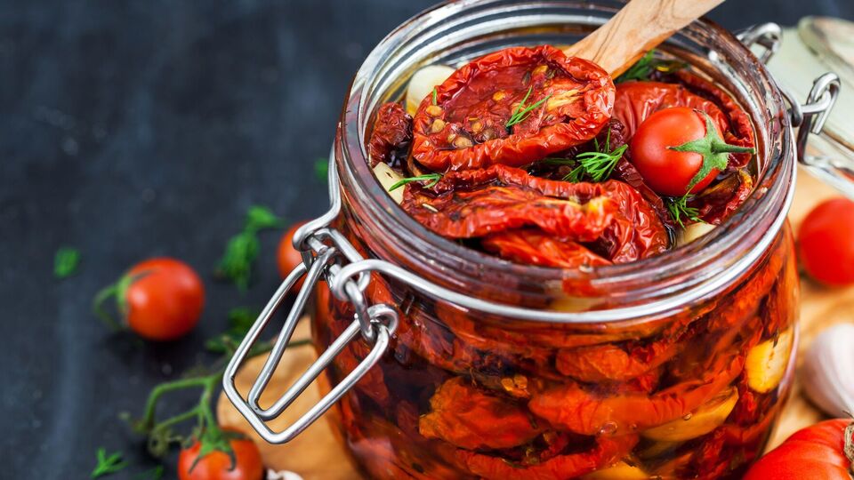 В'ялені помідори в Південній Італії сушили під сонячними променями