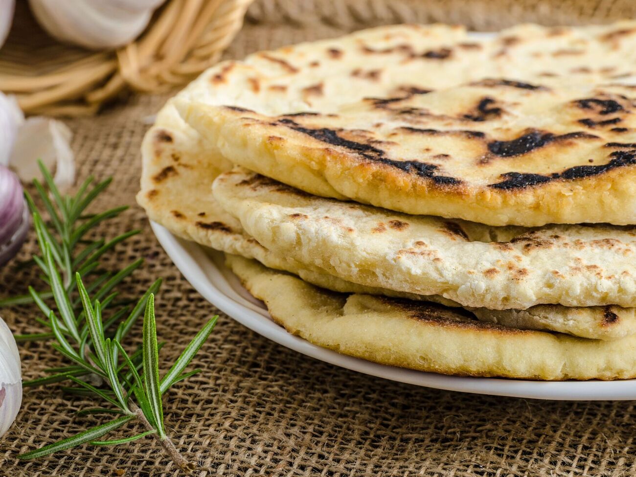 Вкус хачапури лучше всего подчеркивают зеленые салаты