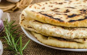 Вкус хачапури лучше всего подчеркивают зеленые салаты