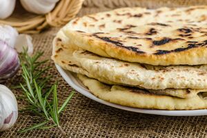 Вкус хачапури лучше всего подчеркивают зеленые салаты