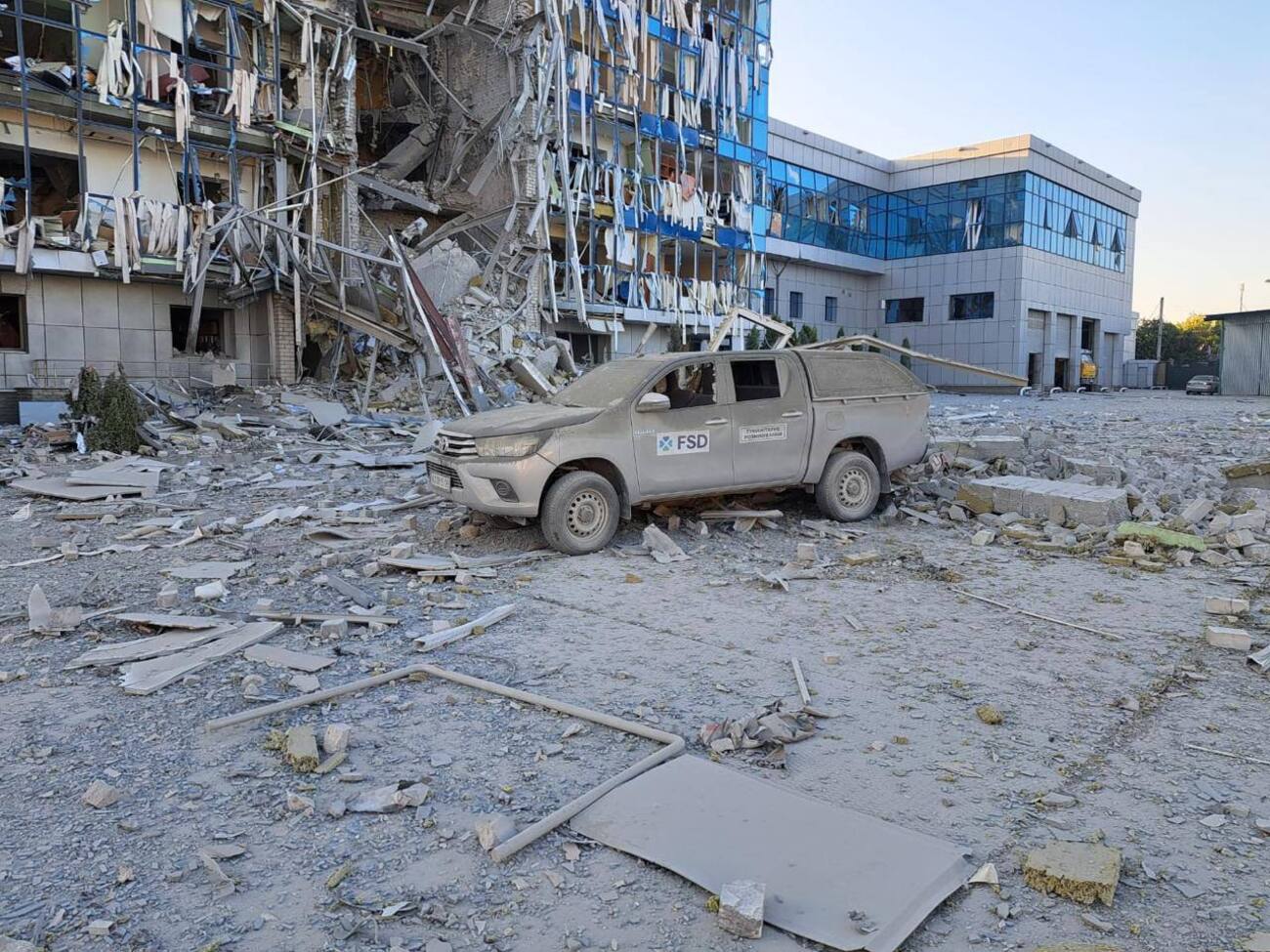 У будівлі знищено фасад і перекриття на кількох поверхах