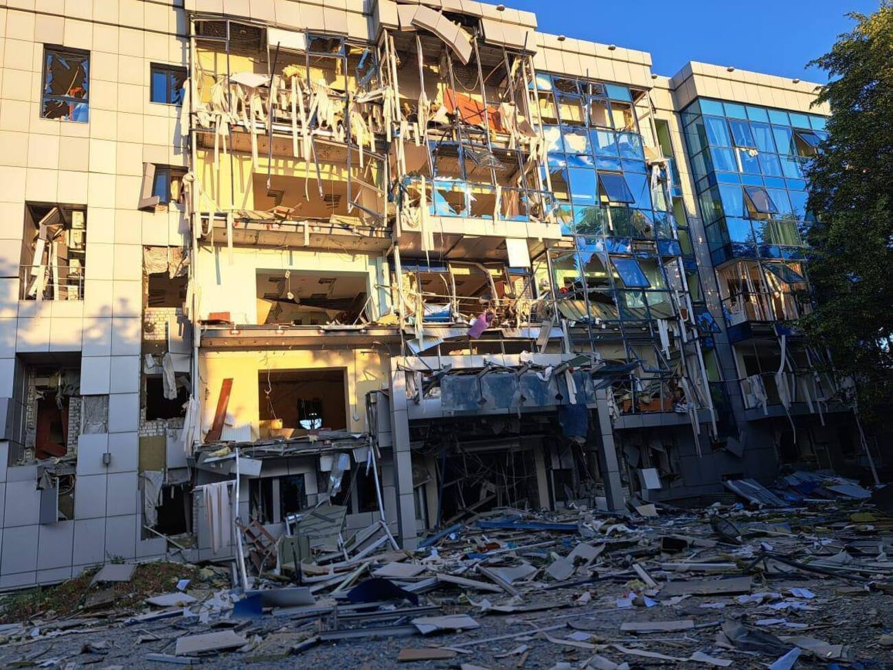 Уранці окупанти влучили в офіс фонду розмінування