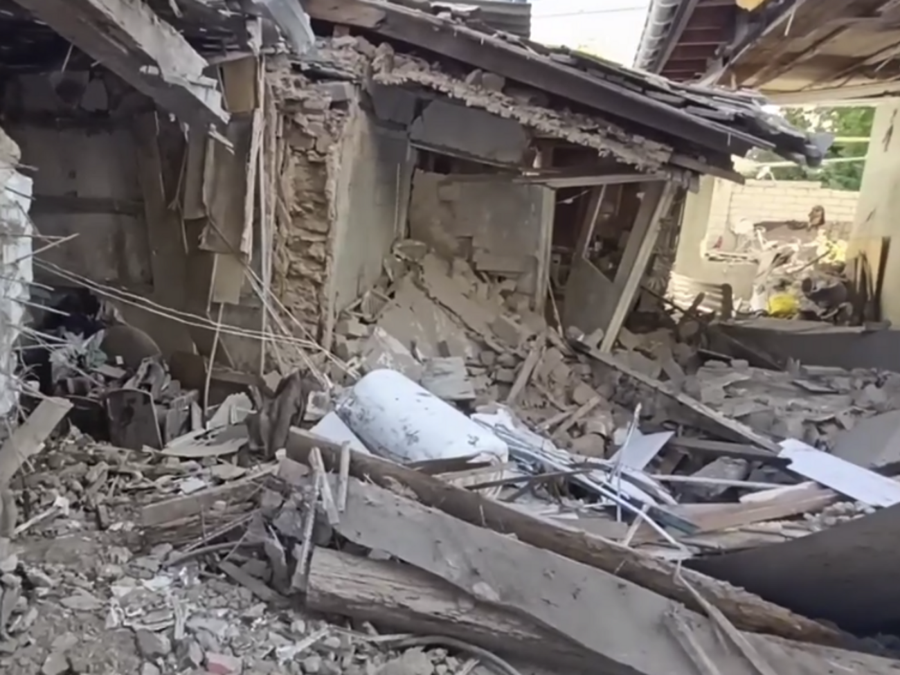 Росіяни обстрілюють житлові квартали Херсона і скидають вибухівку на цивільних