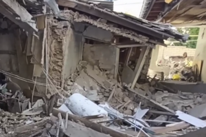 Росіяни обстрілюють житлові квартали Херсона і скидають вибухівку на цивільних