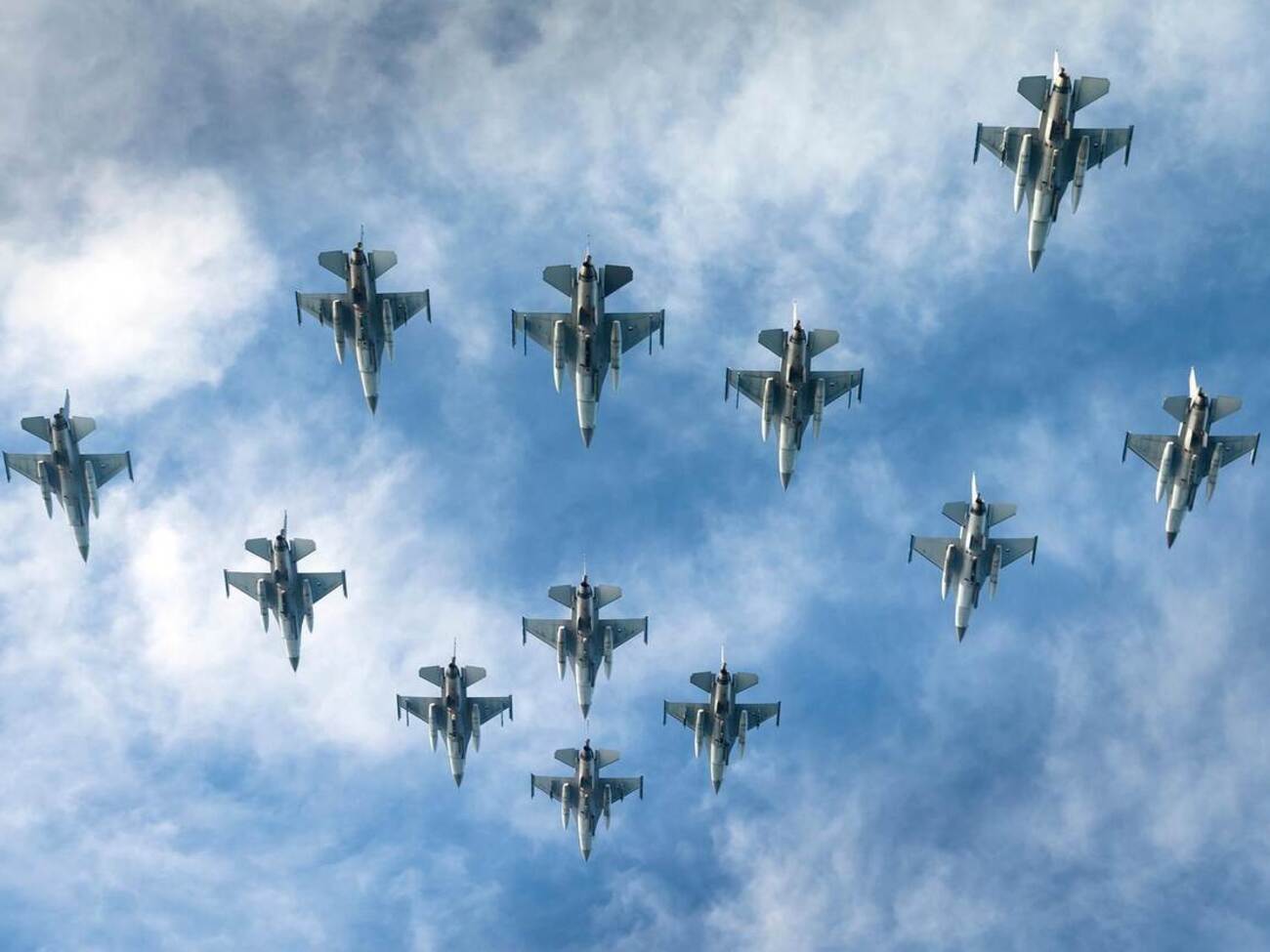 В правительстве Нидерландов отмечали в начале июля, что Украина "в ближайшее время" получит 24 самолета F-16