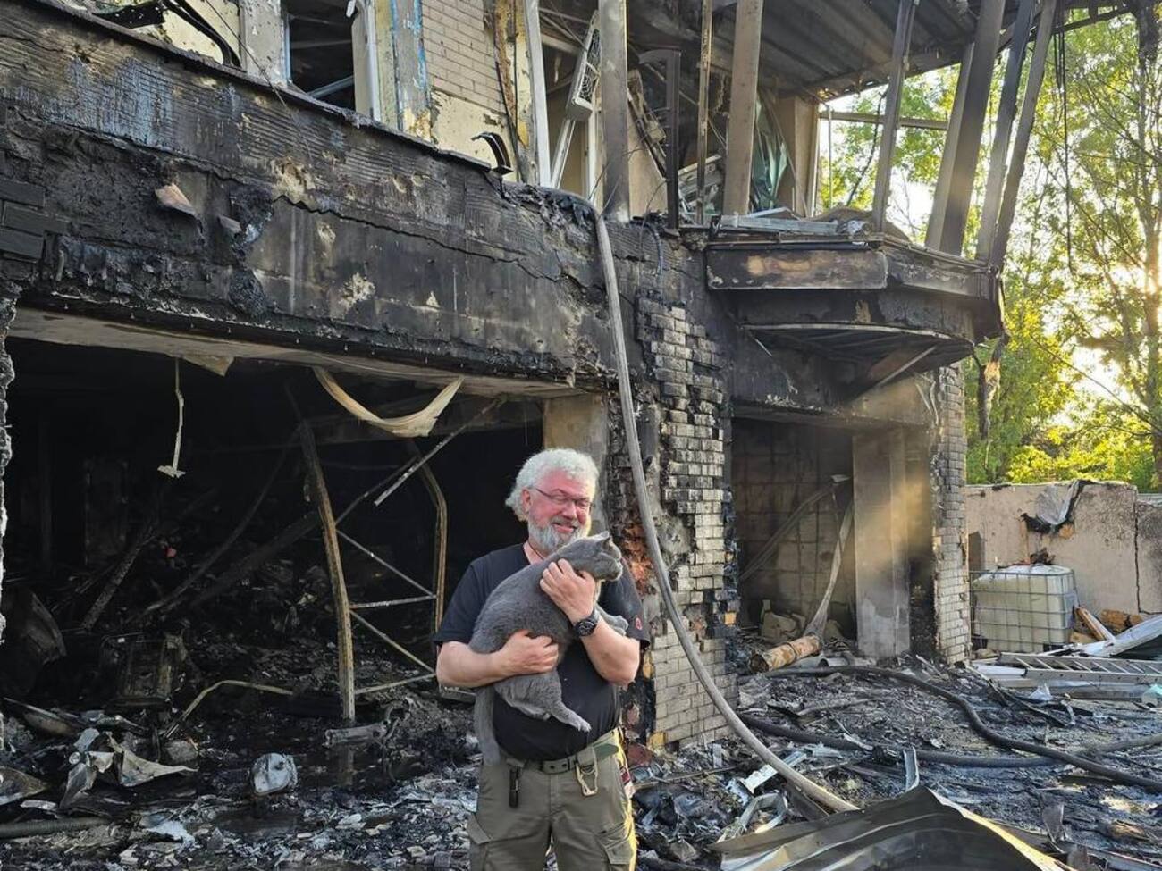 Сапронов після прильоту бомби в будинок шукає своїх котів і каже: "Харків – це мій дім. Я не виїду"