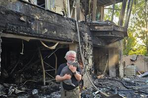 Сапронов після прильоту бомби в будинок шукає своїх котів і каже: "Харків – це мій дім. Я не виїду"