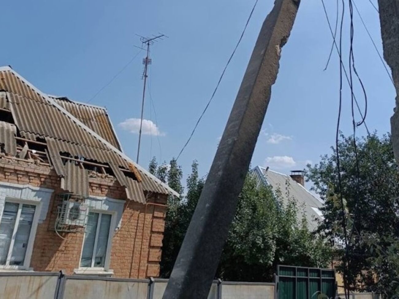 В некоторых населенных пунктах, близких к зоне боевых действий, свет приходится возвращать уже десятки раз