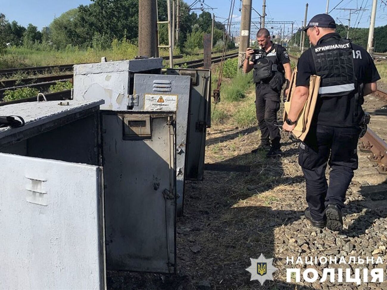 Мужчин задержали, когда они пытались поджечь релейный шкаф на столичной железной дороге, отметили в полиции Киева