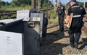 Мужчин задержали, когда они пытались поджечь релейный шкаф на столичной железной дороге, отметили в полиции Киева