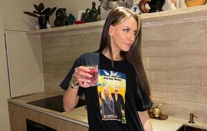 Нікітюк засвітила ноги