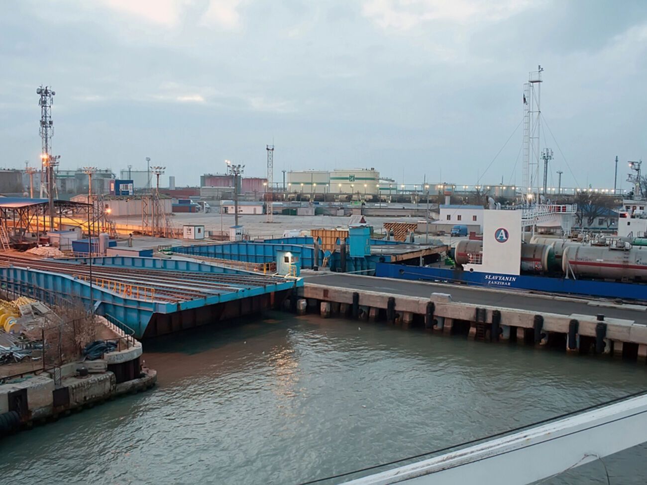 Вывод из строя паромов, даже временный, приводит к увеличению расходов, а также снижает гибкость России в транспортировке топлива, боеприпасов и оборудования через Керченский пролив, сообщили в британской разведке