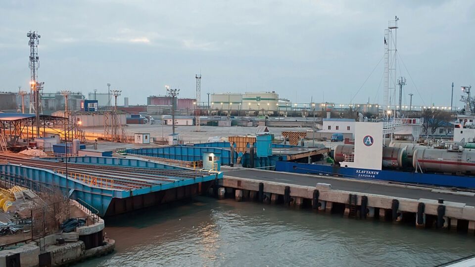 Вывод из строя паромов, даже временный, приводит к увеличению расходов, а также снижает гибкость России в транспортировке топлива, боеприпасов и оборудования через Керченский пролив, сообщили в британской разведке