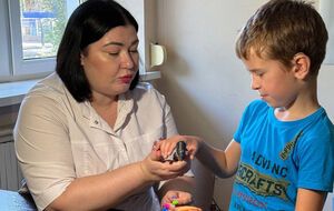 Семилетний Саша получил слуховые аппараты