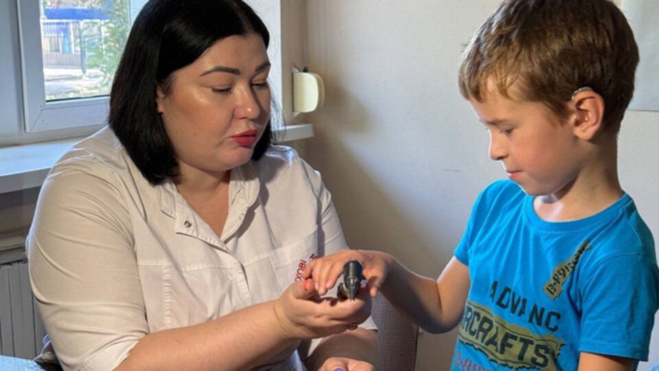 Семилетний Саша получил слуховые аппараты