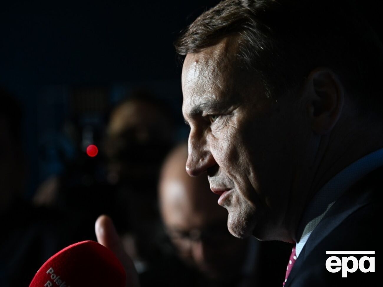 Сікорський, коментуючи досі суперечливе питання використання Збройними силами України західної зброї для атак на територію РФ, говорить, що "крапля точить камінь"