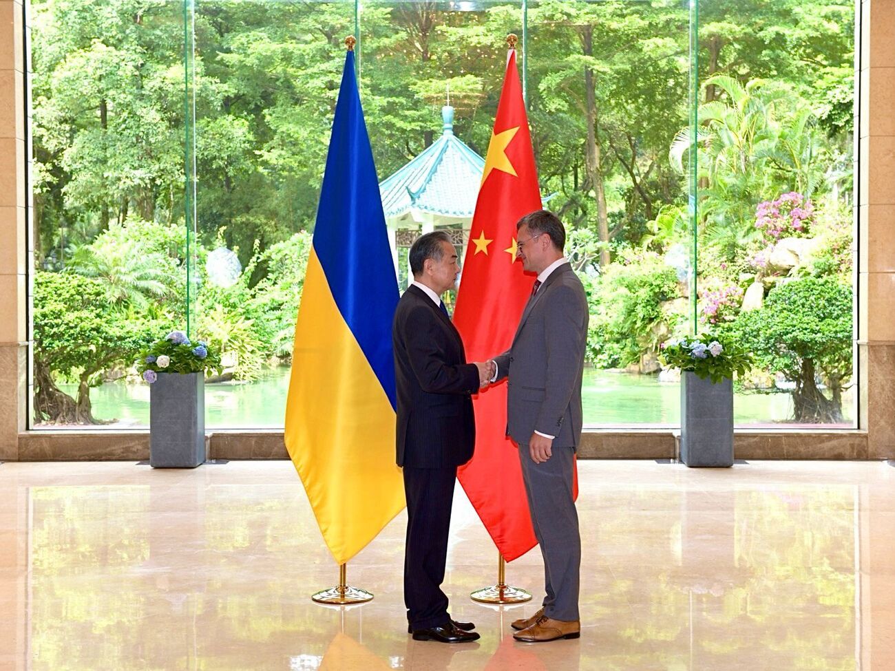 Тема мира в Украине была ключевой на переговорах с Ван И, рассказал Кулеба