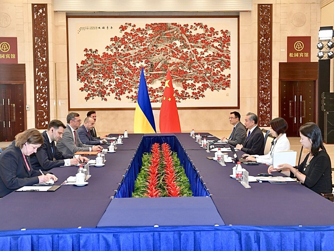 Кулеба в Китаї провів переговори з Ван І