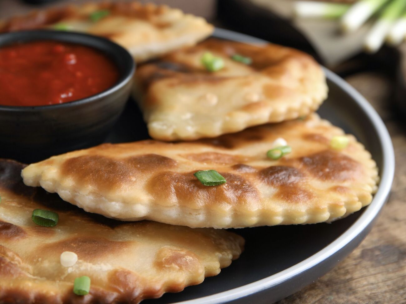 Сочные и хрустящие чебуреки готовят на сковороде в течение 10 минут