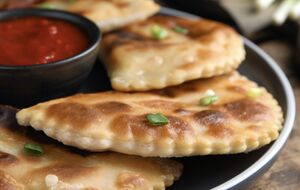 Сочные и хрустящие чебуреки готовят на сковороде в течение 10 минут