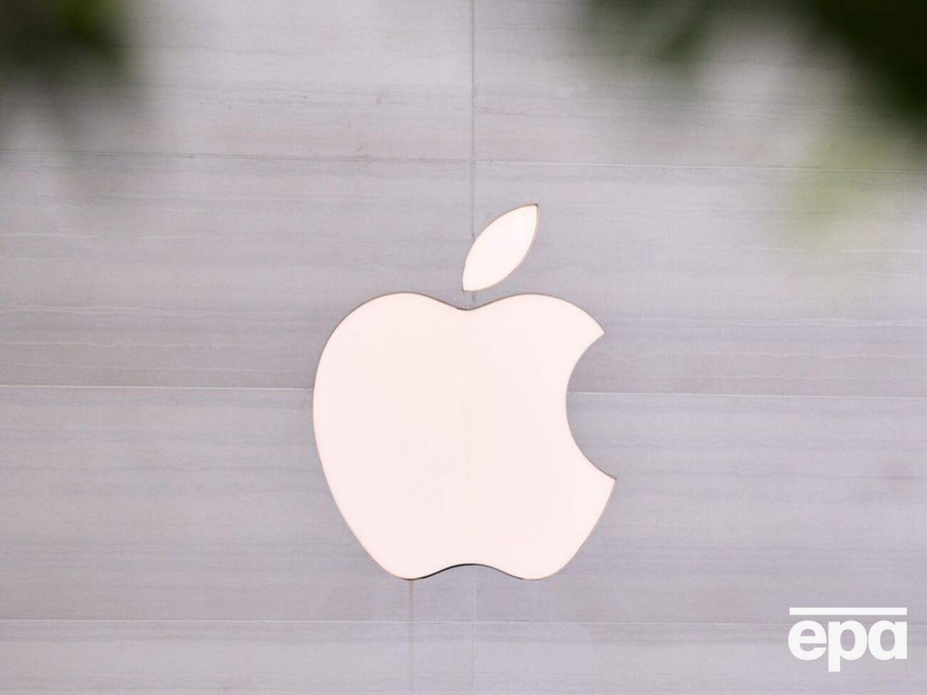 Apple до сих пор имеет большую общую долю рынка в Китае, чем в 2020 году, – 13,6% сегодня по сравнению с 8,3% в третьем квартале того же года, пишет Financial Times