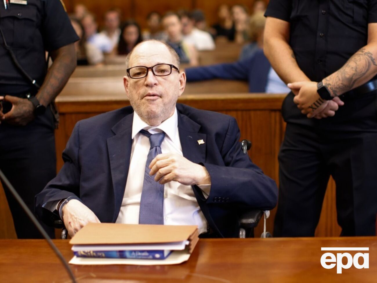 На недавнем судебном заседании адвокаты Вайнштейна заявили, что у него плохое состояние здоровья, и попросили перевести его из тюрьмы в больницу