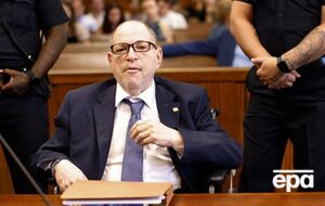 На недавнем судебном заседании адвокаты Вайнштейна заявили, что у него плохое состояние здоровья, и попросили перевести его из тюрьмы в больницу