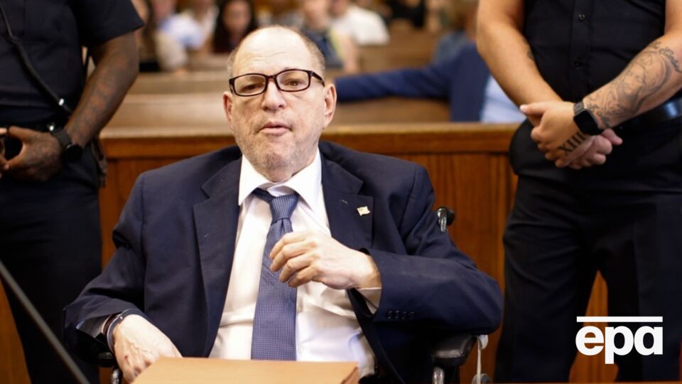 На недавнем судебном заседании адвокаты Вайнштейна заявили, что у него плохое состояние здоровья, и попросили перевести его из тюрьмы в больницу