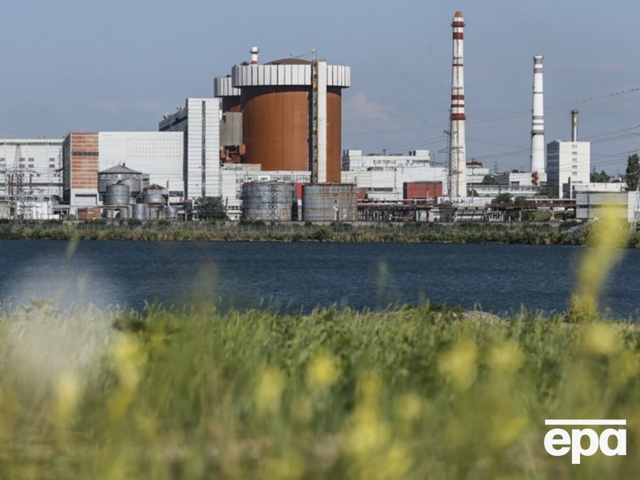 В результате короткого замыкания повредился керамический изолятор, из-за чего загорелось вытекшее масло