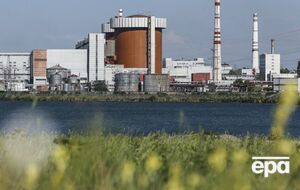 В результате короткого замыкания повредился керамический изолятор, из-за чего загорелось вытекшее масло