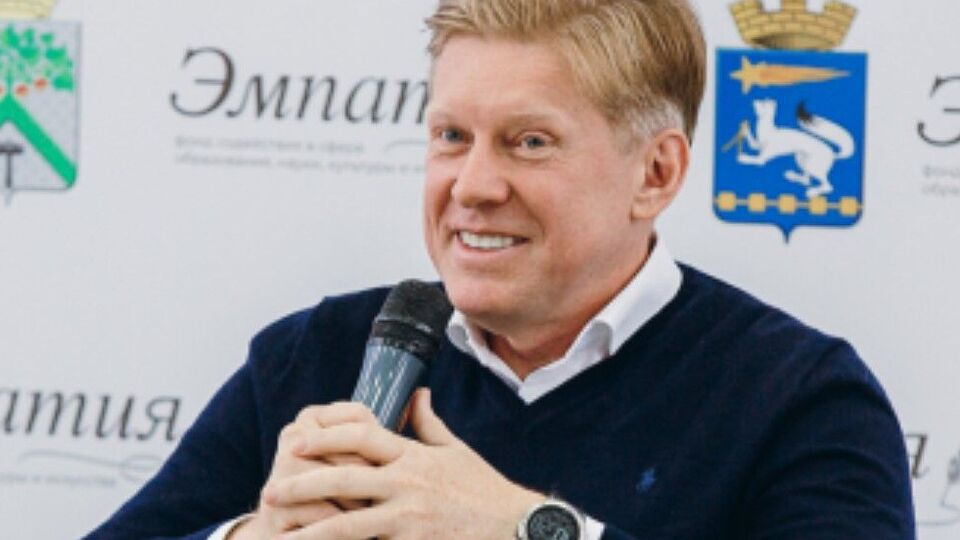 За даними слідства, у 2020–2021 роках Шелков організував надходження різних титановмісних концентратів майже на 90 млн грн до оборонних компаній РФ