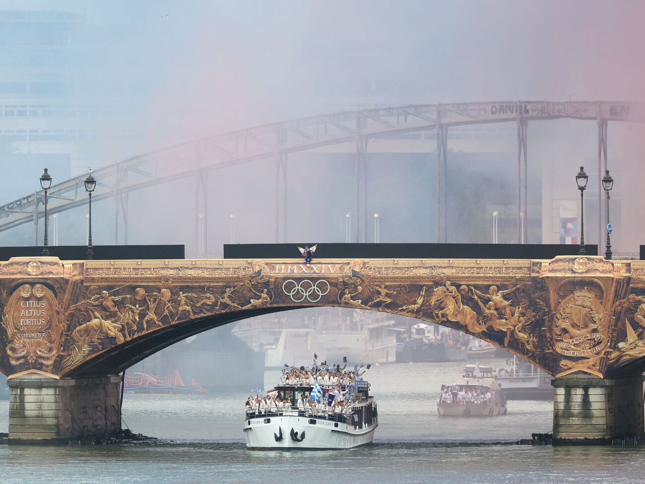 Сборные появлялись перед публикой на лодках, проплывающих по Сене