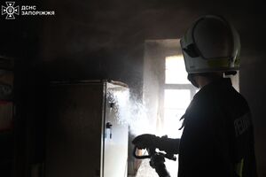 Російський БПЛА влучив у житловий будинок у Лежиному і спричинив пожежу в сусідніх будинках, розповіли в Запорізькій ОВА