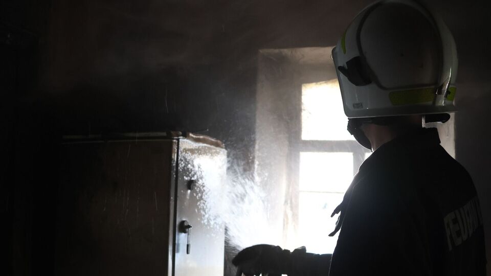 Російський БПЛА влучив у житловий будинок у Лежиному і спричинив пожежу в сусідніх будинках, розповіли в Запорізькій ОВА