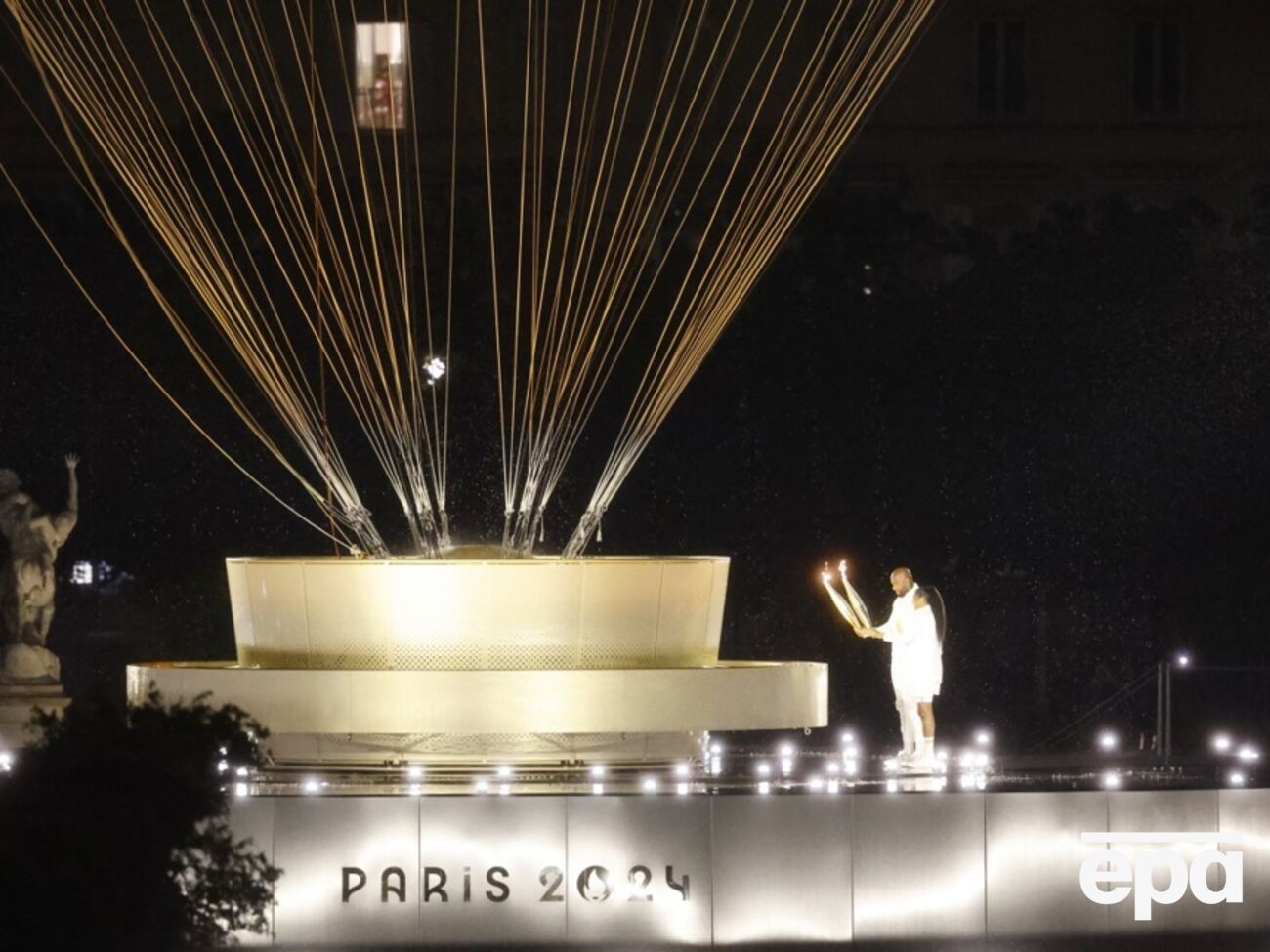 Олимпийский огонь зажгли французские спортсмены