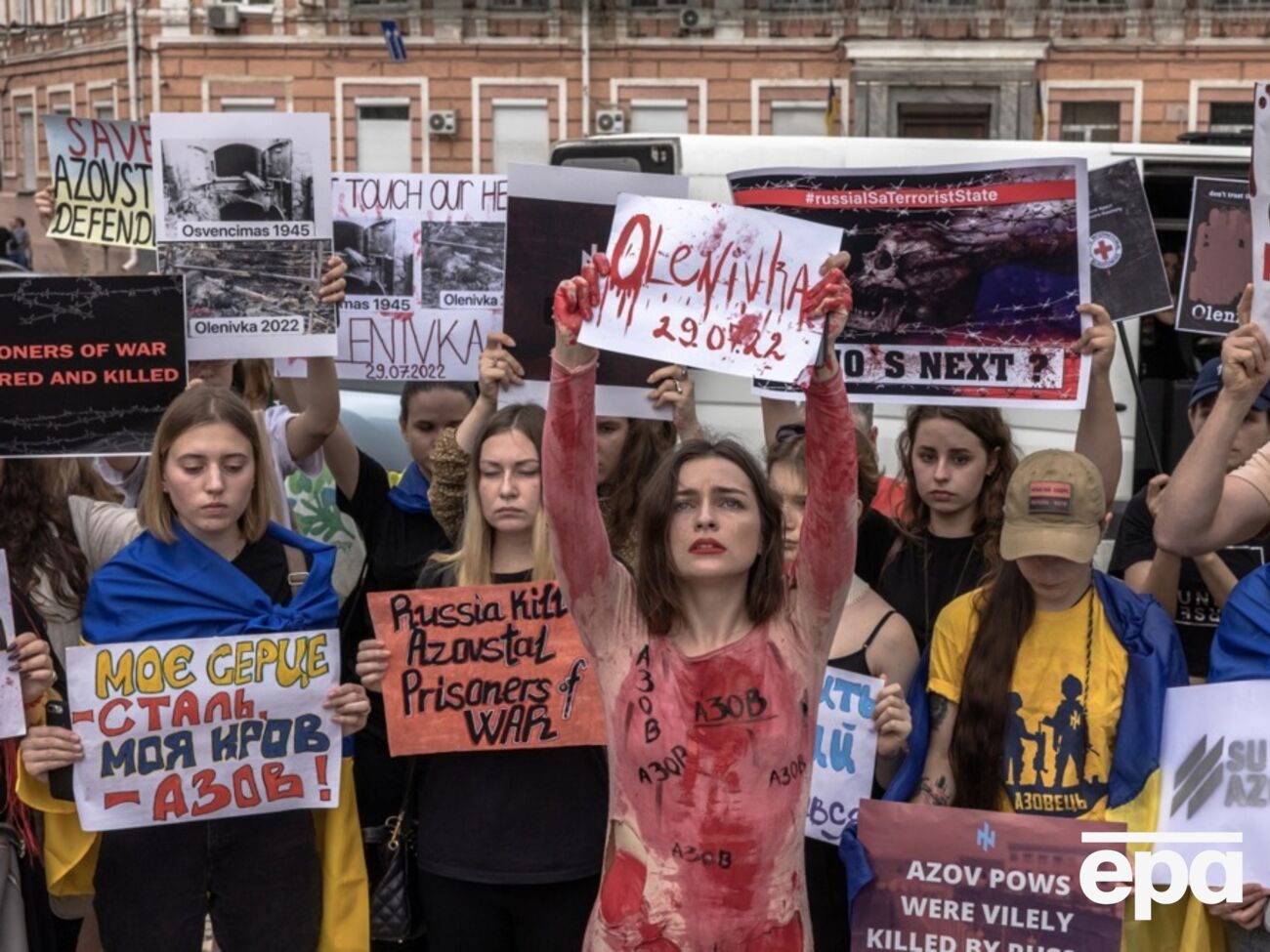 Должен быть День памяти погибших пленников. Самому равнодушному человеку надо бить в табло словом Оленовка как символом безжалостности врага